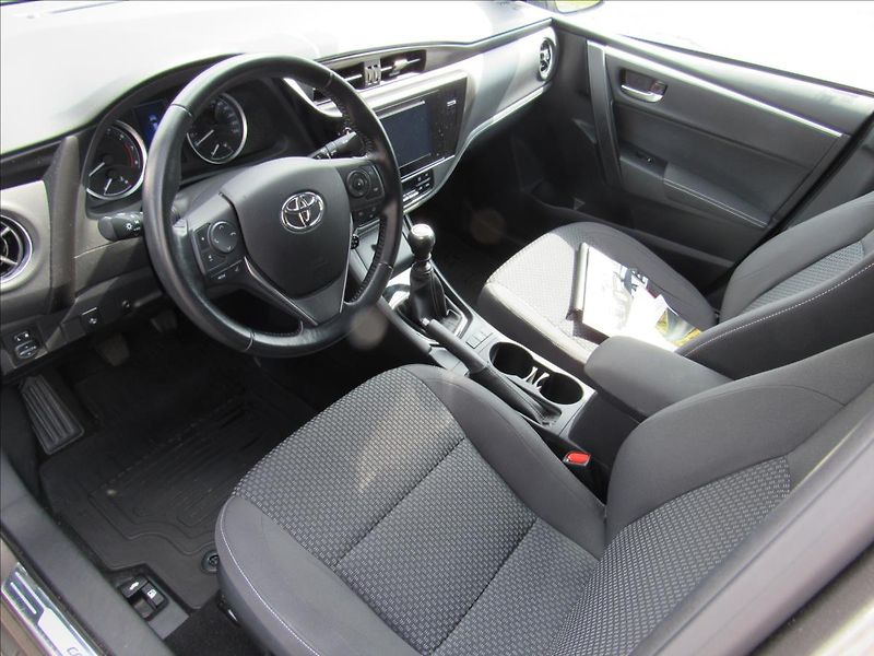 Toyota Corolla 1,6 VVT-i 97kW Sedan - fotka 9 z 30