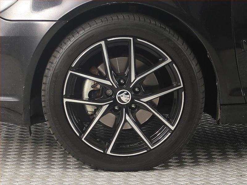 Škoda Octavia (2010) Ambiente 2.0 TDI, Xenony - fotka 14 z 16