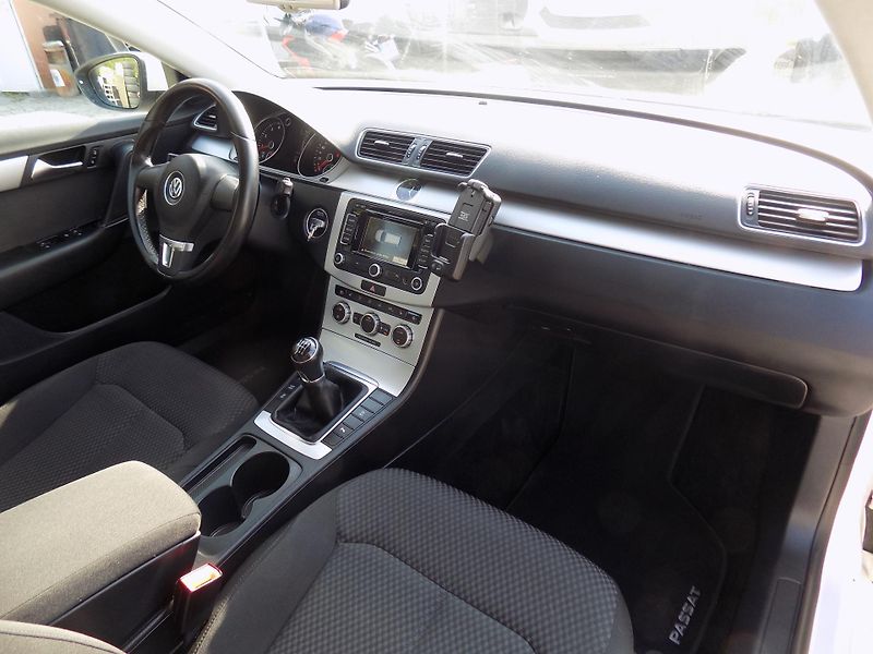 Volkswagen Passat 1,4 TSI 90 KW AUTOKLIMA VÝHŘEV - fotka 28 z 42