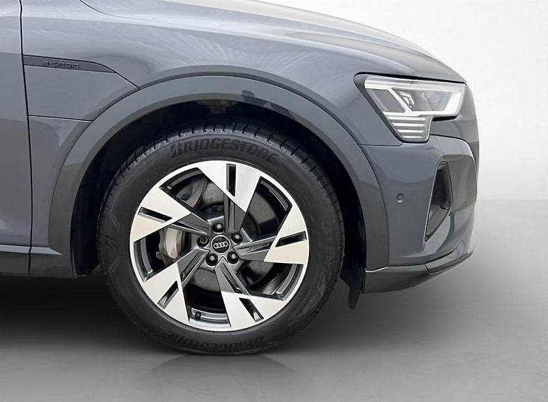 Audi Q8 e-tron 55 Q Kamera Tažné LED Vzduch  - fotka 28 z 28