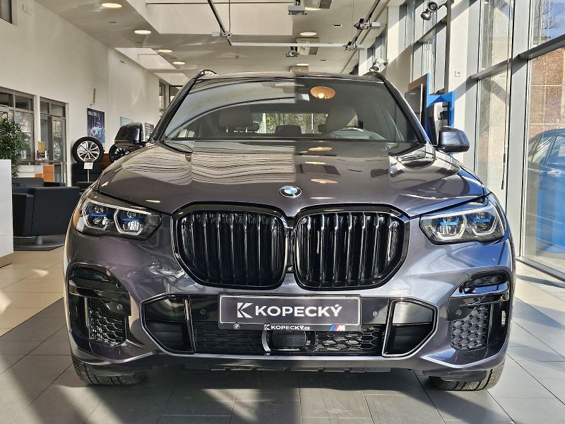 BMW X5 M50i - fotka 2 z 36