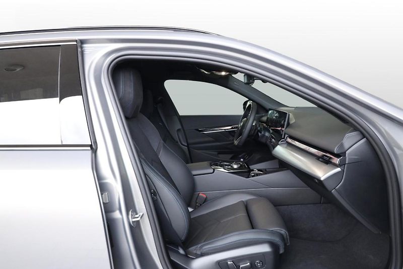 BMW Řada 5 540d xDrive Touring - fotka 27 z 28