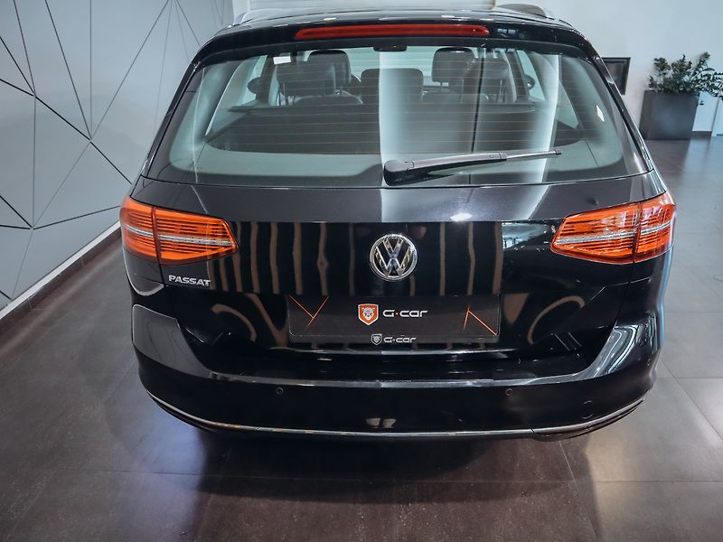 Volkswagen Passat 2.0TDI Highline 110 kW - fotka 7 z 25