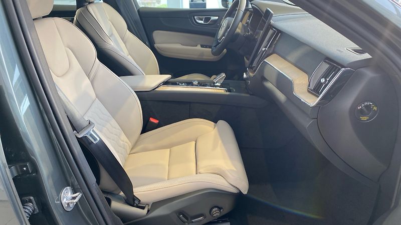 Volvo XC60 (2026) PLUS DARK, B5 AWD, 184+10 kW / - fotka 13 z 13