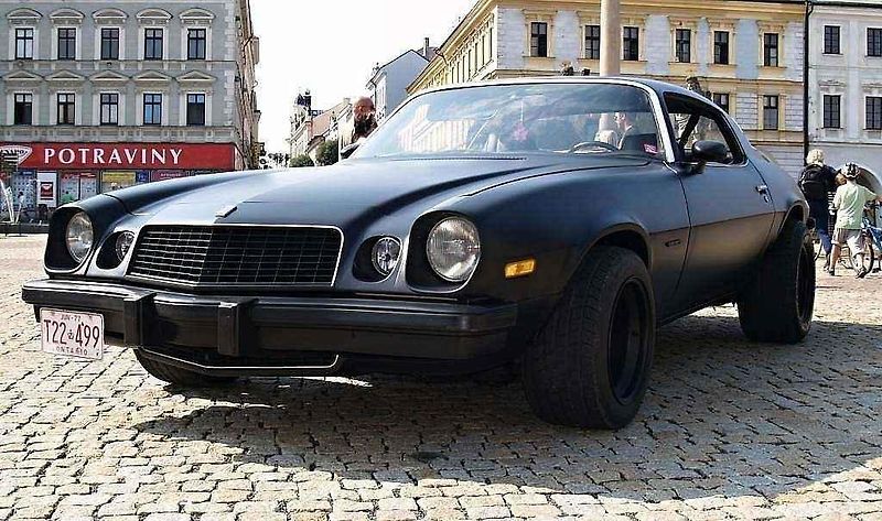 Sraz amerických vozů Chevrolet Camaro a Pontiac Firebird v Kolíně.