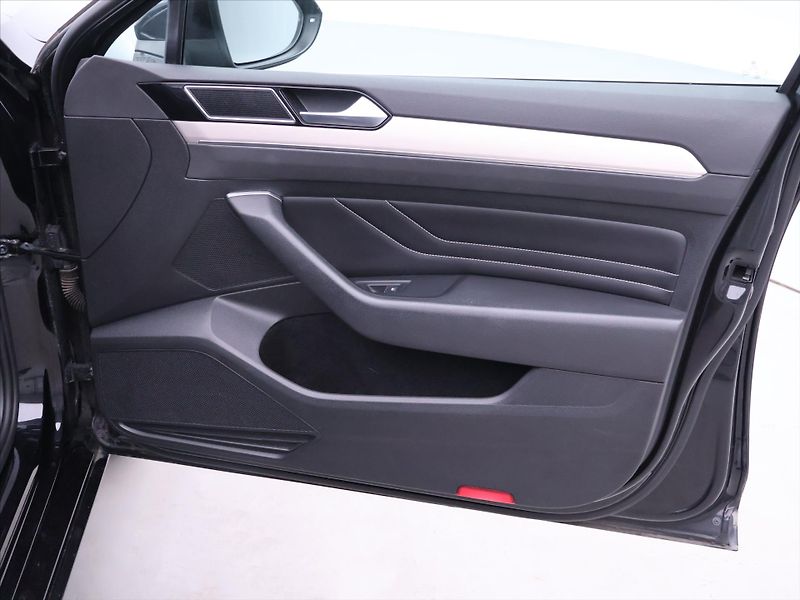 Volkswagen Passat 2,0 TDI 110kW DSG Elegance - fotka 14 z 37