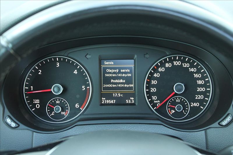 Volkswagen Sharan 2.0 TDI / DSG / TOP-VÝBAVA - fotka 18 z 48