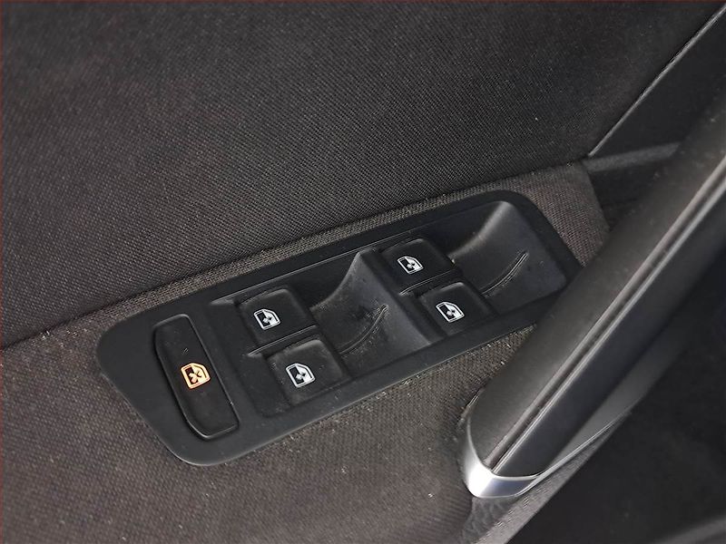 Volkswagen Golf (2018) 32 kWh - 37 Ah, Automat - fotka 20 z 23