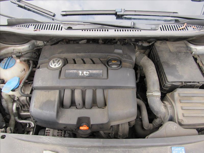Volkswagen Touran 1,6 MPi 75kW - fotka 25 z 25