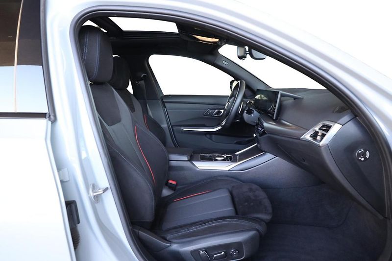 BMW Řada 3 330d xDrive Touring - fotka 21 z 25