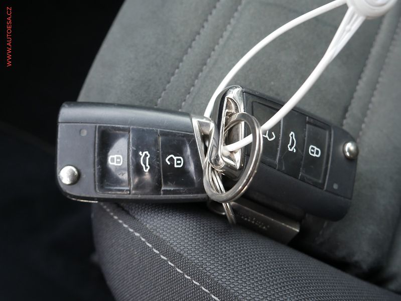 Volkswagen Touran (2016) 2.0TDi, ČR, Highline, LED - fotka 19 z 19