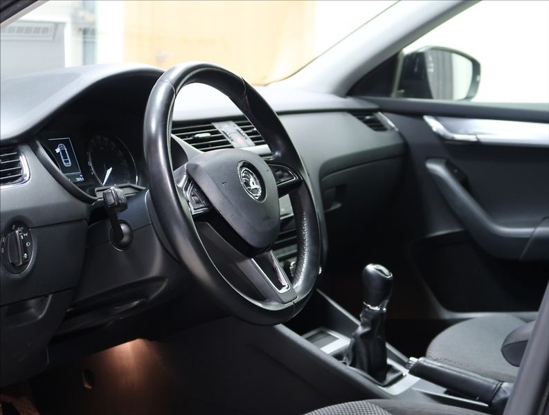 Škoda Octavia 1,2 TSI XENON VÝHŘEV 2x ALU - fotka 8 z 33