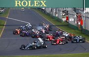 F1 2017 GP Austrálie - jezdci míří do první zatáčky po startu závodu, uprostřed růžové vozy Force Indie
