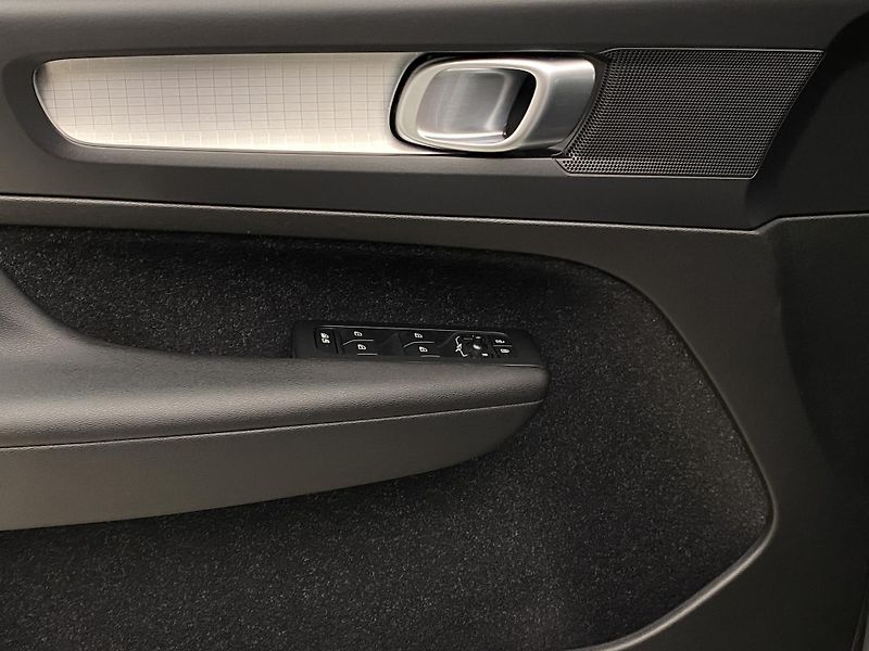 Volvo XC40 D3 MOMENTUM AUT  - fotka 28 z 45