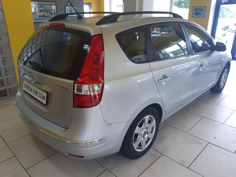Hyundai i30 1.6 i Combi KLIMA zadáno !!! - fotka 6 z 18