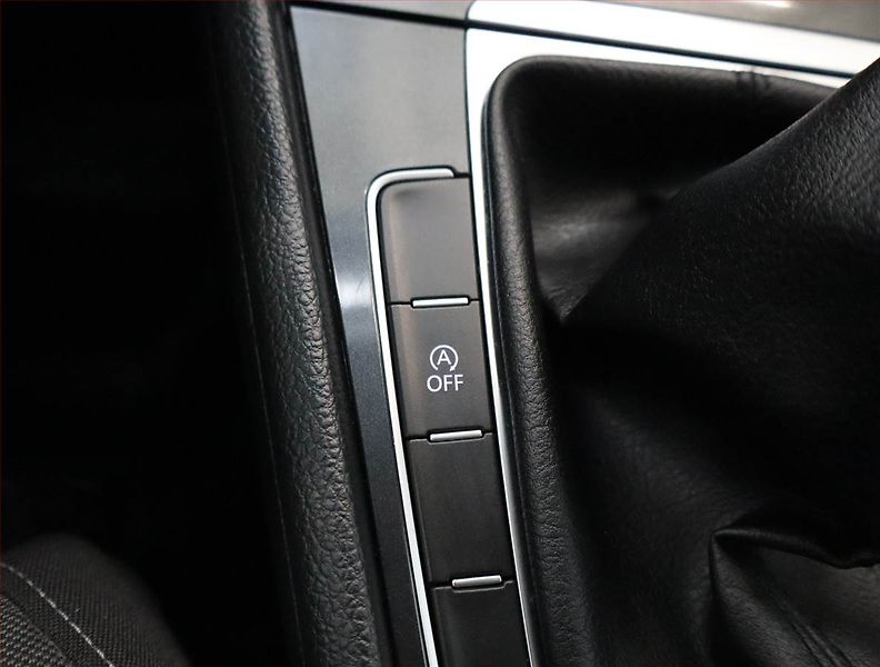 Volkswagen Golf (2017) Comfortline 1.0 TSI, Kůže - fotka 18 z 20