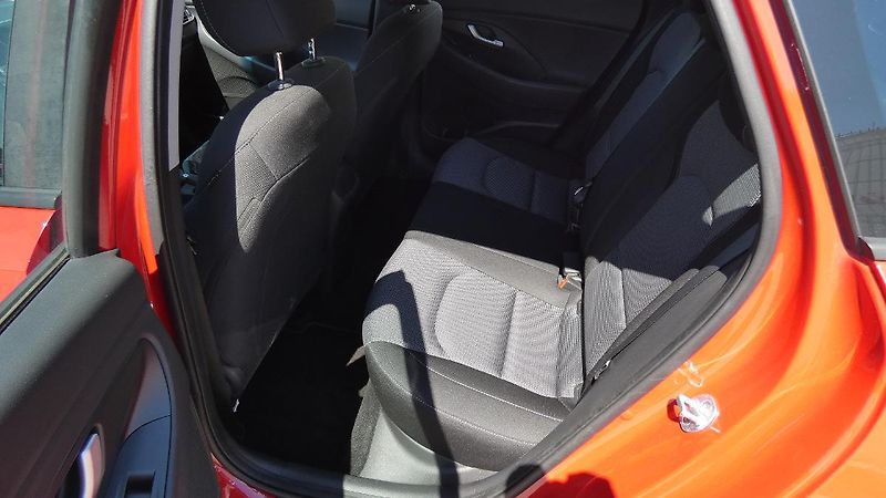 Hyundai i30 Kombi 1,0 T-GDI Trikolor - fotka 19 z 22
