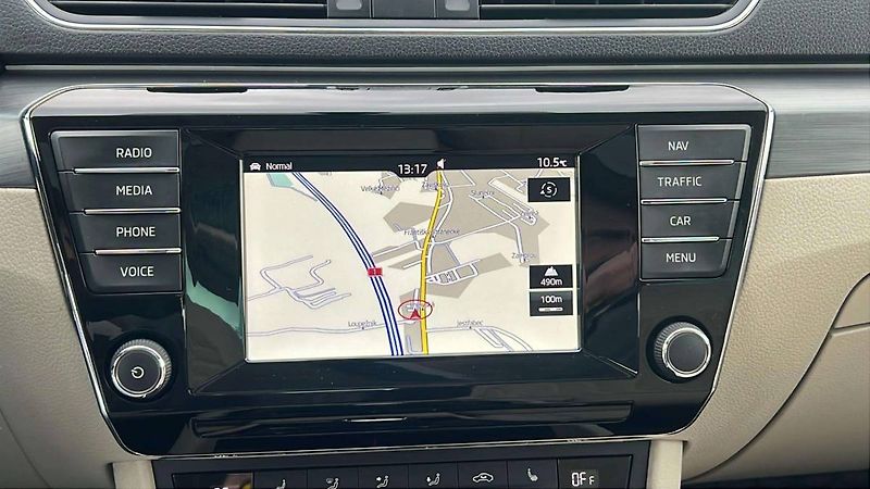 Škoda Superb Liftback 2.0 TDI DSG 140kW 6AT - fotka 19 z 36