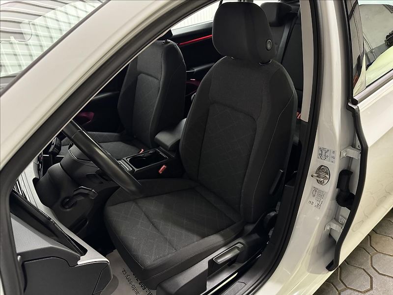 Volkswagen Golf 1.5TGI 96kW DSG ACC 2XKOLA DPH - fotka 30 z 41