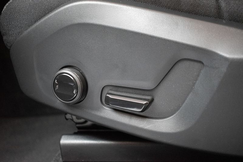 Volvo XC60 B4 ESSENTIAL*TAŽNÉ*KAMERA*DPH* - fotka 16 z 34