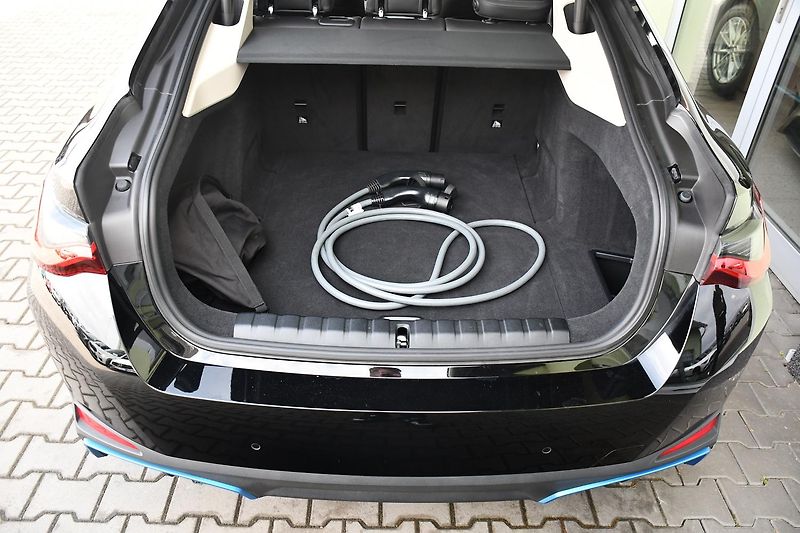 BMW i4 eDrive35 3L-ZÁRUKA  9tis.KM 1M - fotka 20 z 42