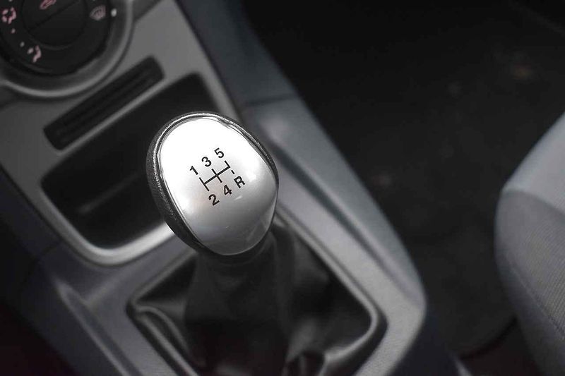 Stříbrný exemplář Fordu Fiesta při testovací jízdě