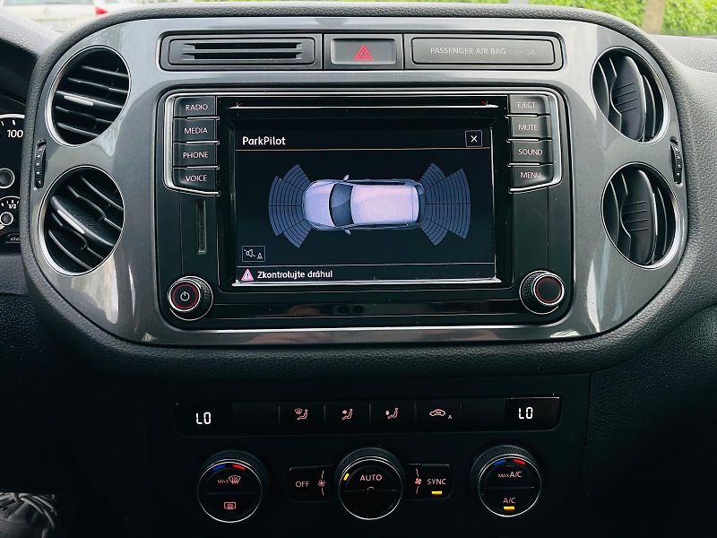 Volkswagen Tiguan 1.4TSI MANUÁL SENZORY TAŽNÉ - fotka 36 z 47