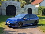 Volkswagen Golf Variant R na běžných silnicích ostatní auta válcuje.