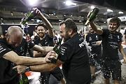 F1 2017 GP Abu Dhabi - mechanici u Mercedesu umí také pořádně oslavit vítězství