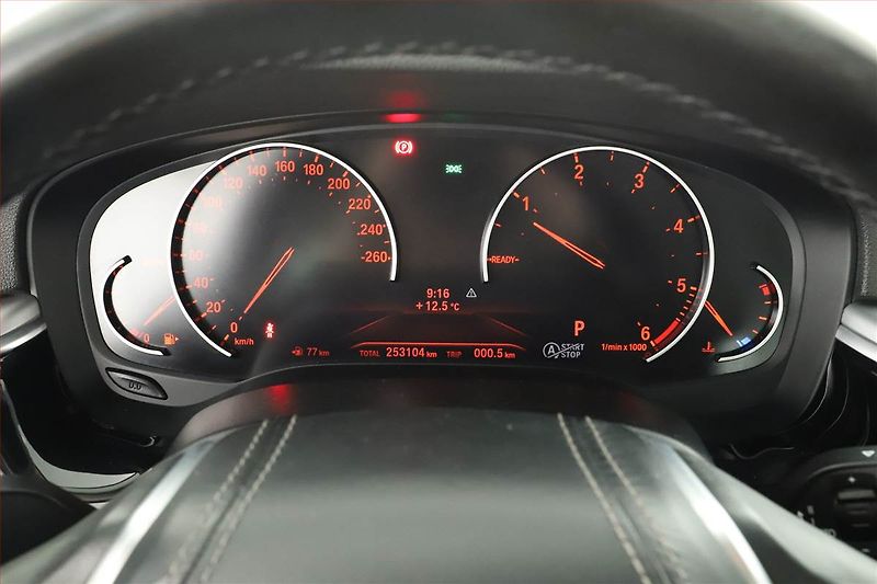 BMW Řada 5 (2017) 520d xDrive, 4X4, Automat - fotka 9 z 19
