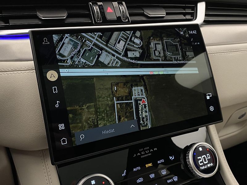 Jaguar F-Pace P250 SE R-DYNAMIC AWD AUT  - fotka 38 z 43
