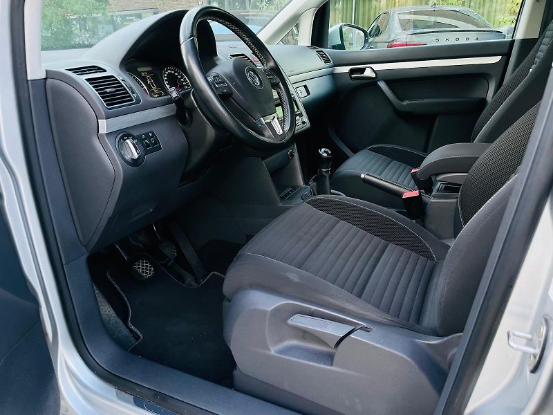 Volkswagen Touran 2.0TD MANUÁL 1MAJITEL SERVISKA - fotka 30 z 49