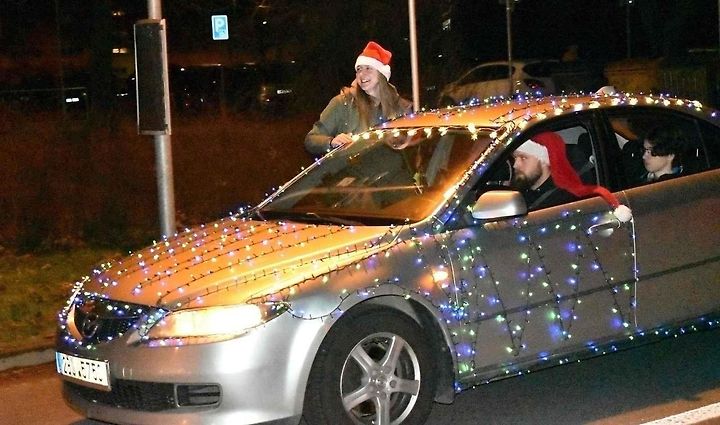 Stovky nazdobených a svítících aut projely centrem Prostějova při Vánoční jízdě 2023.
