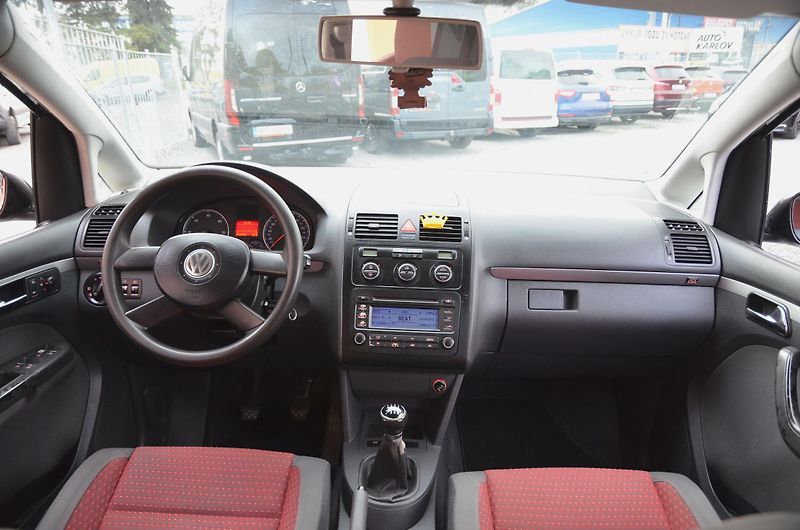 Volkswagen Touran (2005) 2.0 TDi 103kW / 2x sada kol - fotka 18 z 26