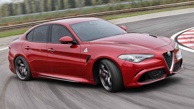 Neoficiální ilustrace Alfy Romeo Giulia Coupe Quadrifoglio.