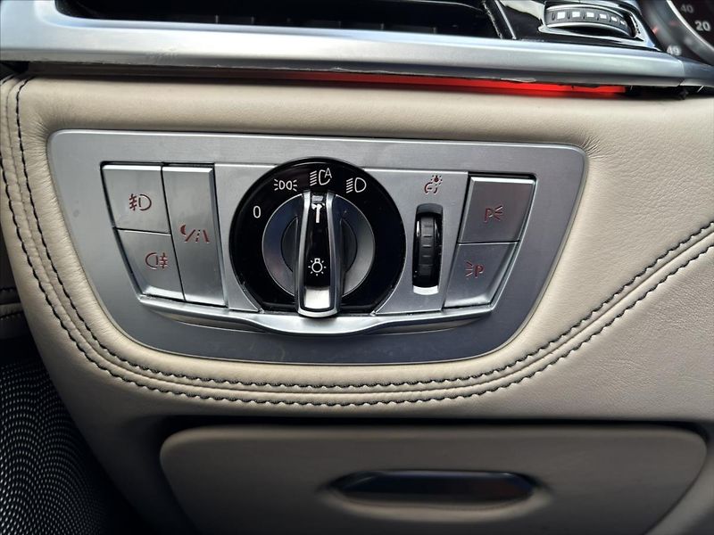 BMW Řada 7 4,4 i 750Li xDrive Individual - fotka 27 z 39