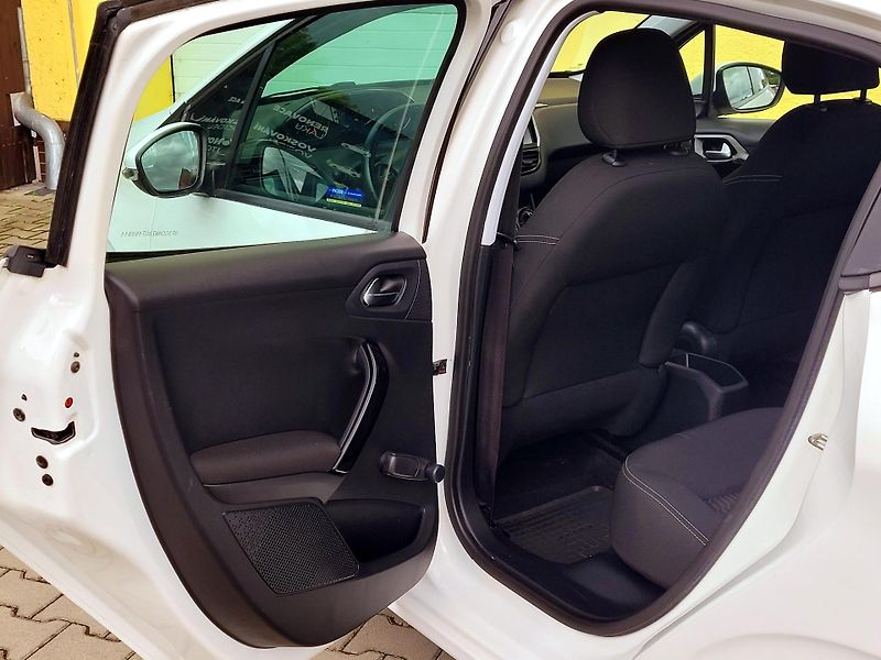 Peugeot 208 SERV.KNIHA,ČR,málo najeto    - fotka 15 z 41