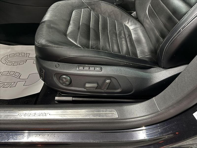 Volkswagen Passat 2,0   TDI DSG 4X4 HIGHLINE ACC - fotka 7 z 37