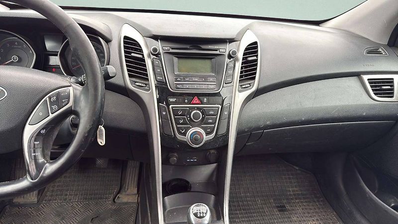 Hyundai i30 Hyudai 1.6i  MT6 (88kW/120k)/6 - fotka 16 z 24