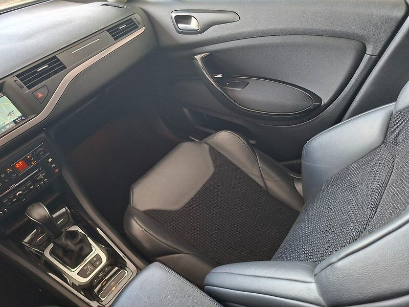 Citroën C5 (2011) TOURER 2.0HDi 120kW AUT - fotka 13 z 49