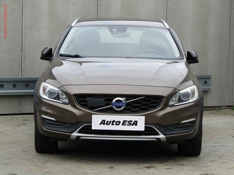 Volvo V60 (2017) 2.0 D, 1.maj, Cross Country - fotka 2 z 20