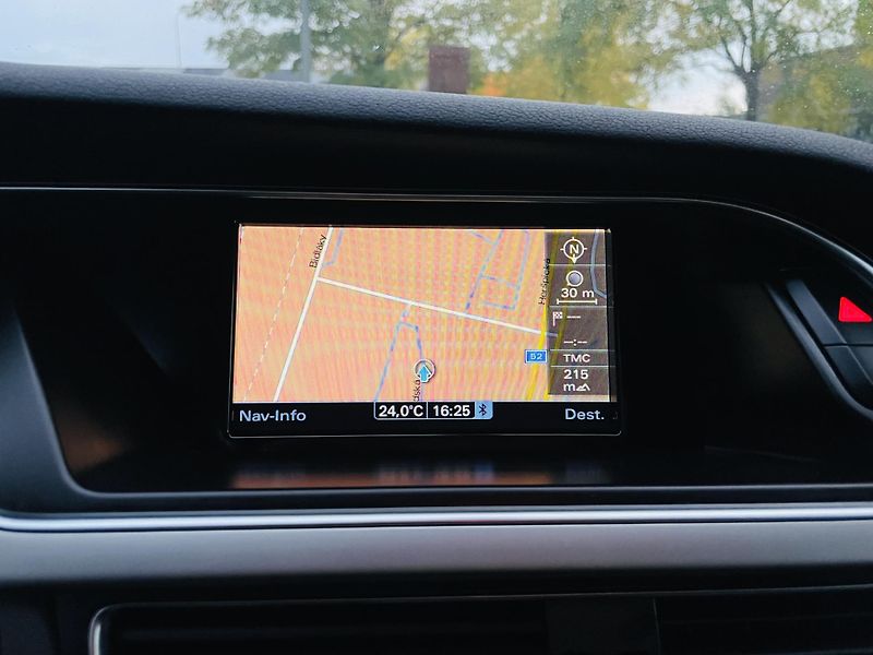 Audi A4 2.0TDI MANUÁL SENZORY NAVI - fotka 38 z 44
