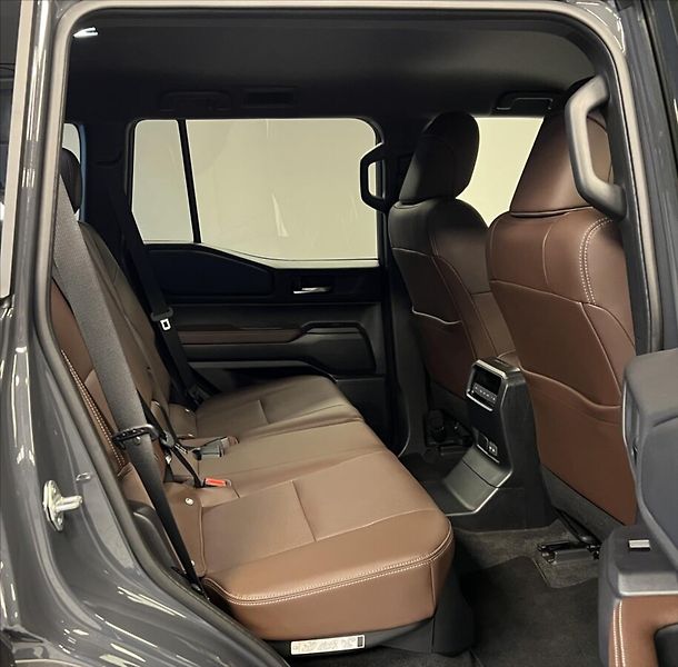 Toyota Land Cruiser 2,8 AT INVINCIBLE - fotka 16 z 20