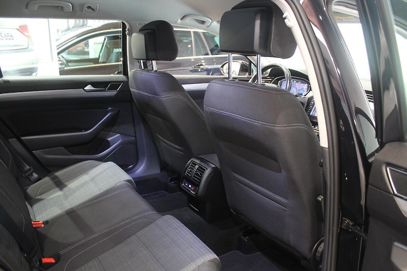 Volkswagen Passat (2021) 2.0TDI DSG Display LED - fotka 22 z 34
