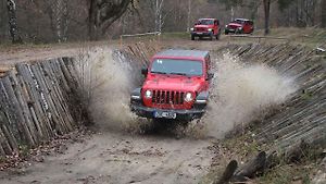 Ve standardním provedení umí nový Wrangler projet až 76 cm hluboký brod. Jednoduchým zvýšením sání z něj ale uděláte ponorku.