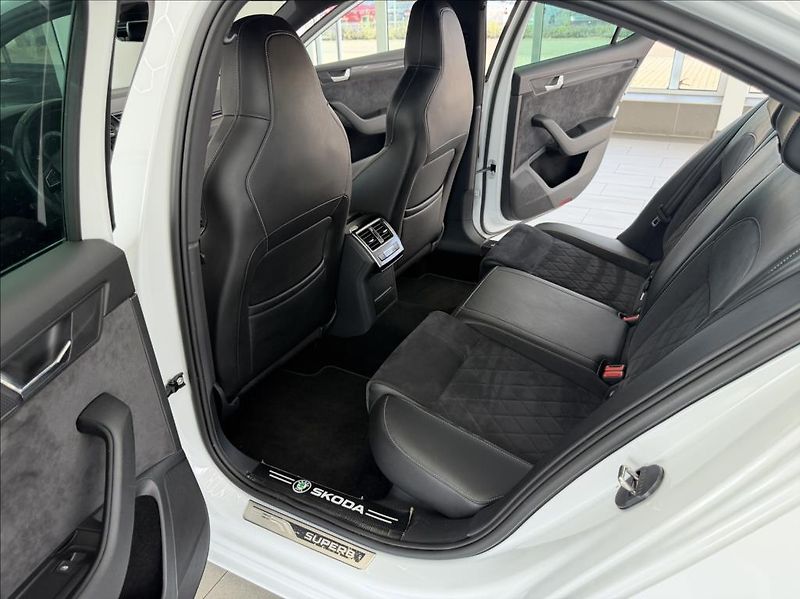 Škoda Superb 2,0 TDi, Sportline, Navi, DSG - fotka 33 z 36