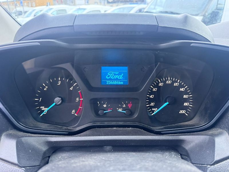 Ford Tourneo Custom (2018) 2,0D 125KW 8 MÍST TITAN 1.MAJ - fotka 19 z 49