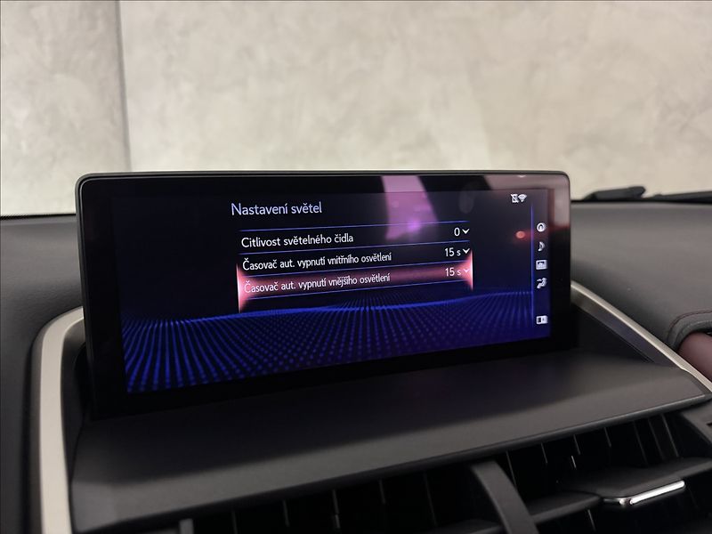 Lexus NX 300h 2,5   Hybrid Luxury LED Assist - fotka 32 z 47