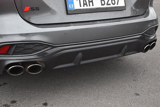 Čtyři výfukové koncovky budí respekt., zdroj: Deník/Radek Pecák