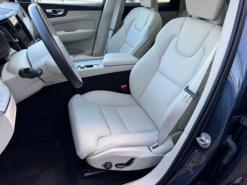 Volvo XC60 PLUS T6 AWD PHEV ACC,BLIS - fotka 19 z 21